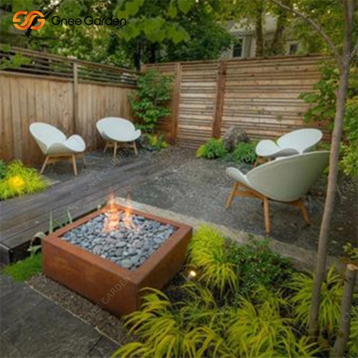 Patio Corten Steel Gas Firepitin ulkopuolella