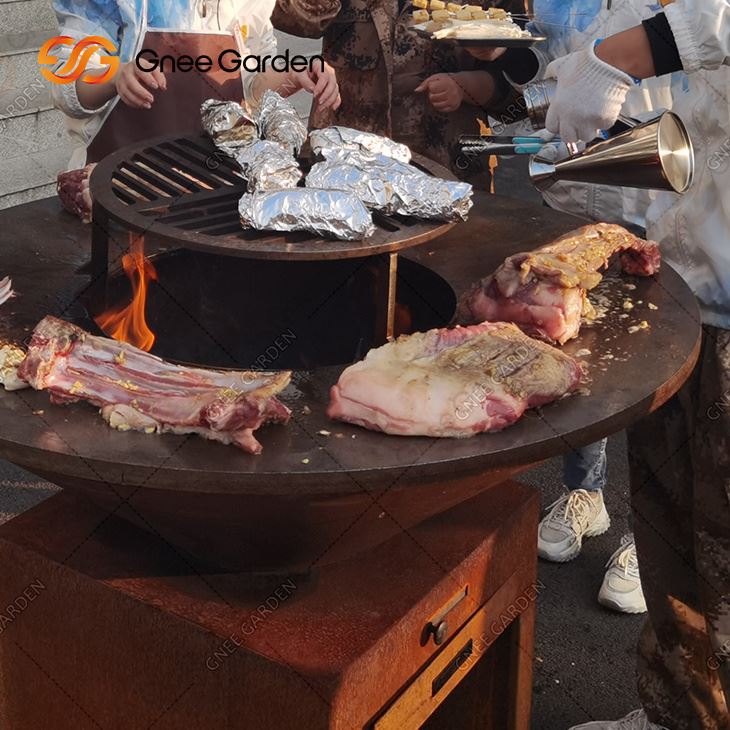 Savuton Corten-teräksinen takkapöytä grillaukseen ulkona